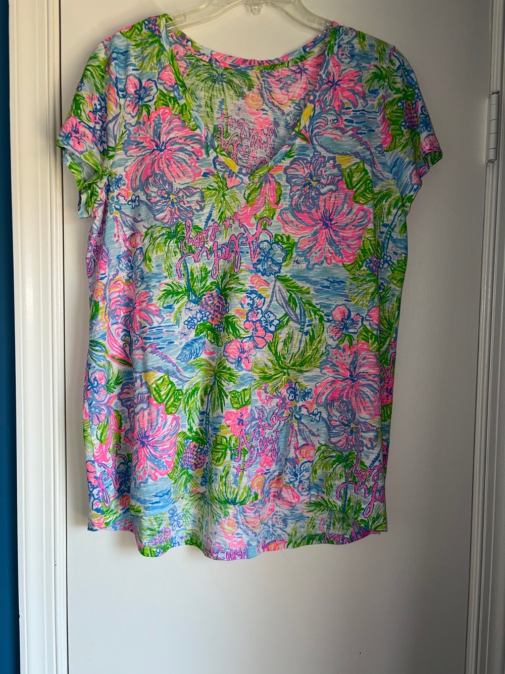 Lilly Pulitzer Etta V-Neck Short Sleeve Tee in Lilly Loves Hawaii